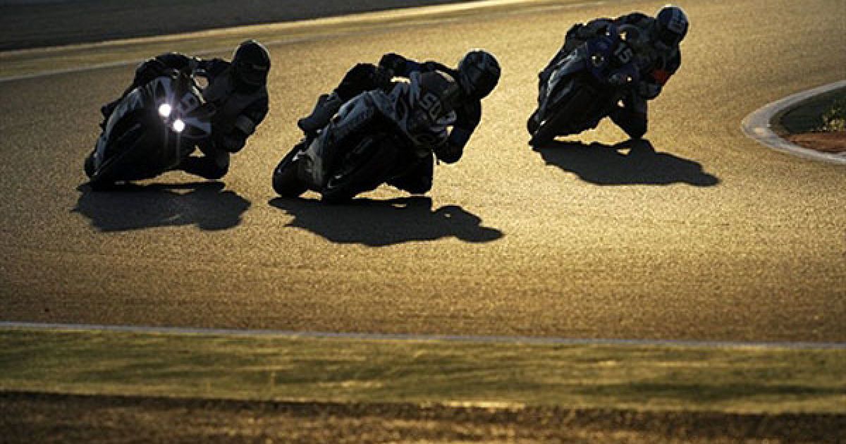 Франція, Мані-Кур. Мотогонщики беруть участь у змаганнях на треку Мані-Кур у центральній Франції під час 75-ої гонки на витривалість Bol d'Or, яка тривала 24 години поспіль. / © AFP