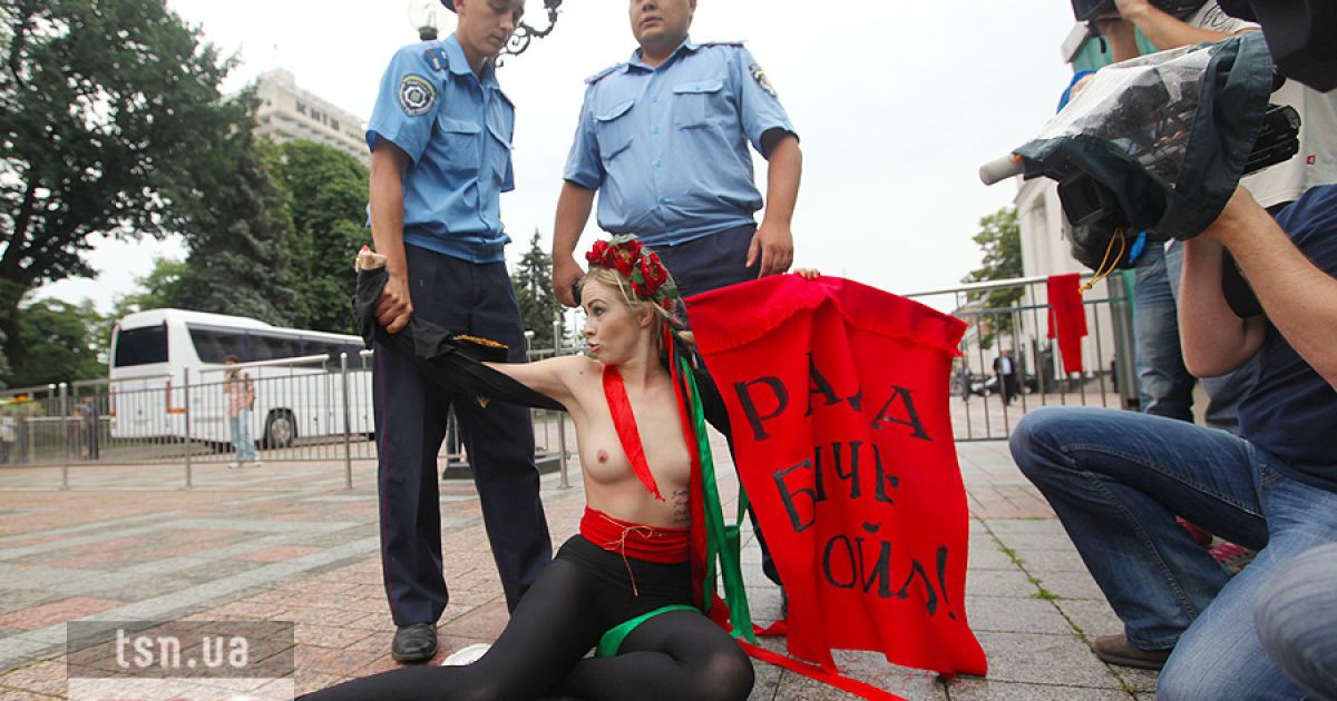Активістки FEMEN влаштували під Верховною радою топлес-протест "Депутат, не бикуй!" проти пенсійної реформи.