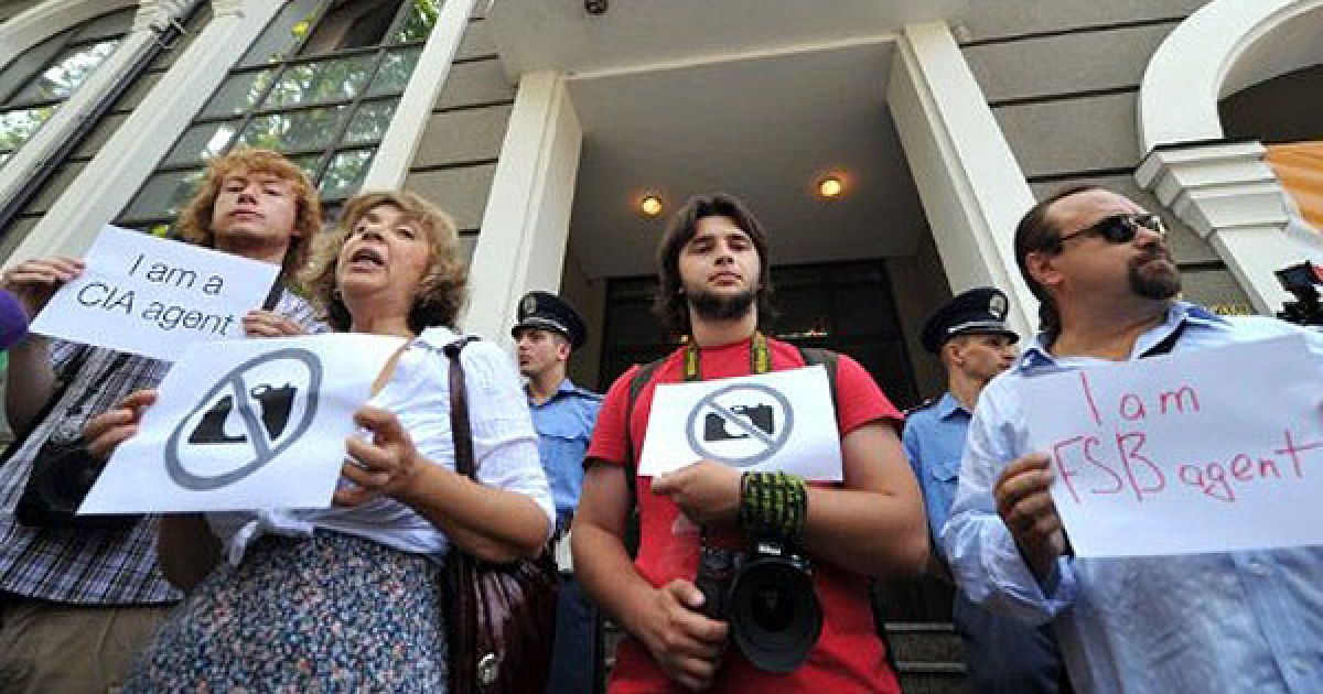 Україна, Київ. Українські журналісти та фотографи провели акцію протесту перед будівлею посольства Грузії в Україні на підтримку грузинських фотографів, заарештованих за звинуваченням у шпигунстві на користь Росії. Грузія зобов&#039;язалася провести прозорий суд над фотографами. / © AFP