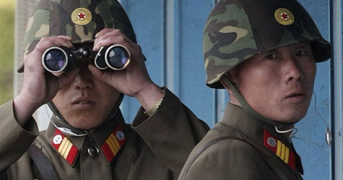 Республіка Корея, Пханмунджомі. Північнокорейські прикордонники розглядають  міністра торгівлі США Гері Лока, який здійснив візит до демілітаризованої зони. Пізніше Лок зазначив, що становлення торгових зв&rsquo;язків із Кореєю було виграшним кроком для обох країн, та зміцнює їх позиції на світовій арені. / © AFP