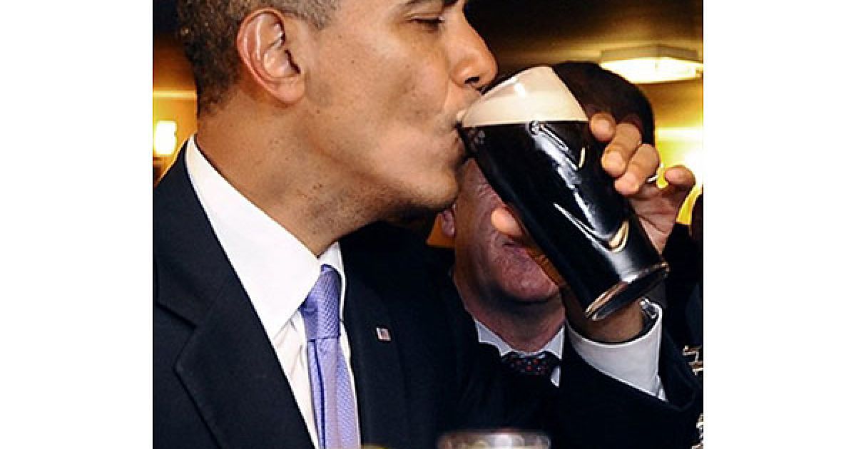 Барак Обама з дружиною Мішель скуштували пива Guinness в одному з двох пабів Монігалла. / © AFP