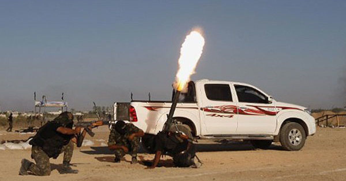 Нусейрат. Палестинські бойовики з руху "Ісламський джихад" запускають снаряд під час в таборі біженців Нусейрат в центральній частині сектора Газа. / © AFP