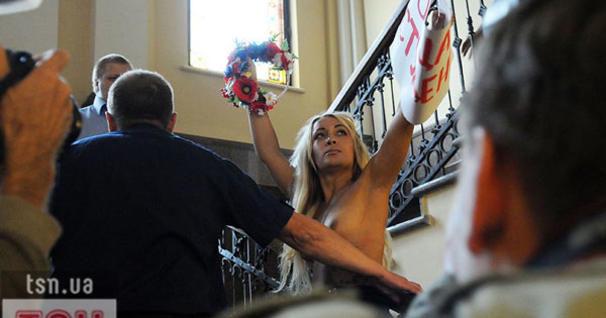Жіночий рух FEMEN провів топлес-акцію протесту "Євробомж-2012" проти виселення студентів з гуртожитків перед проведенням Євро-2012.