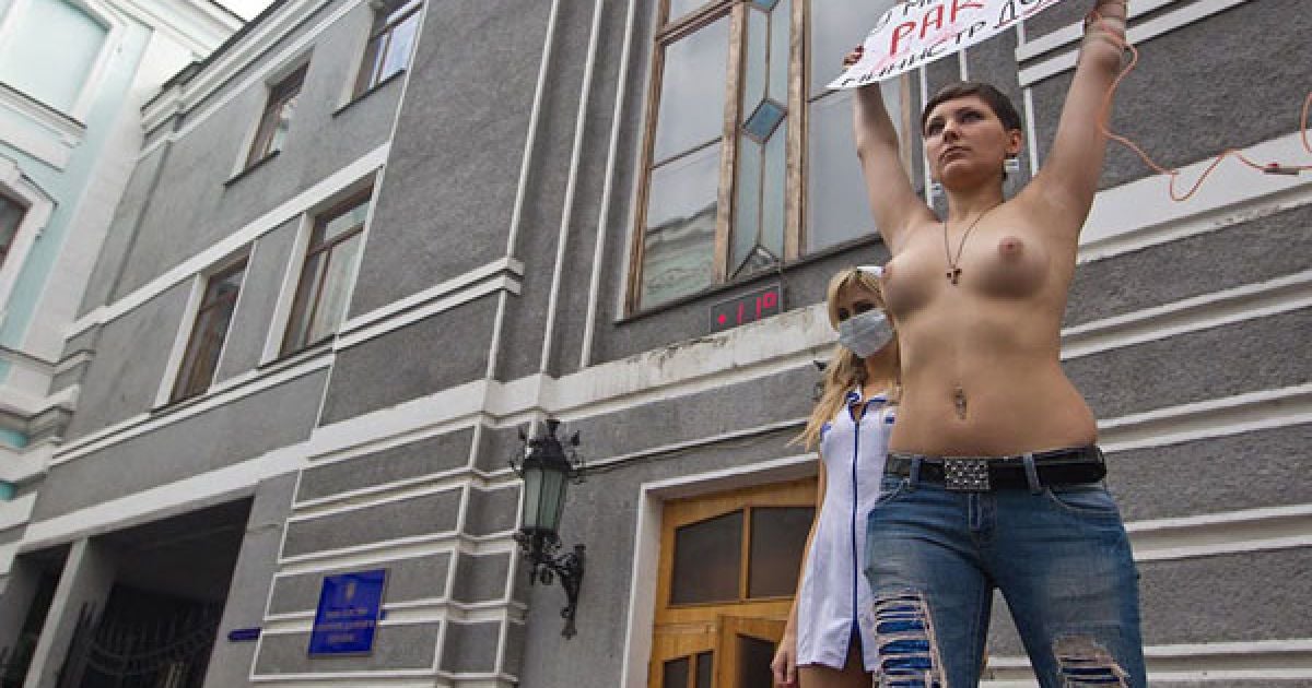 FEMEN вимагали від влади жорсткої розправи з медичною мафією і покращення медичного обслуговування. / © Жіночий рух FEMEN