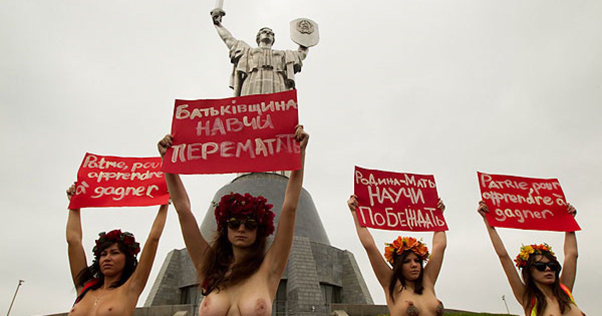 Жіночий рух FEMEN присвятив Дню Перемоги топлес-акцію "Батьківщина-мати, навчи перемагати!" / © Жіночий рух FEMEN