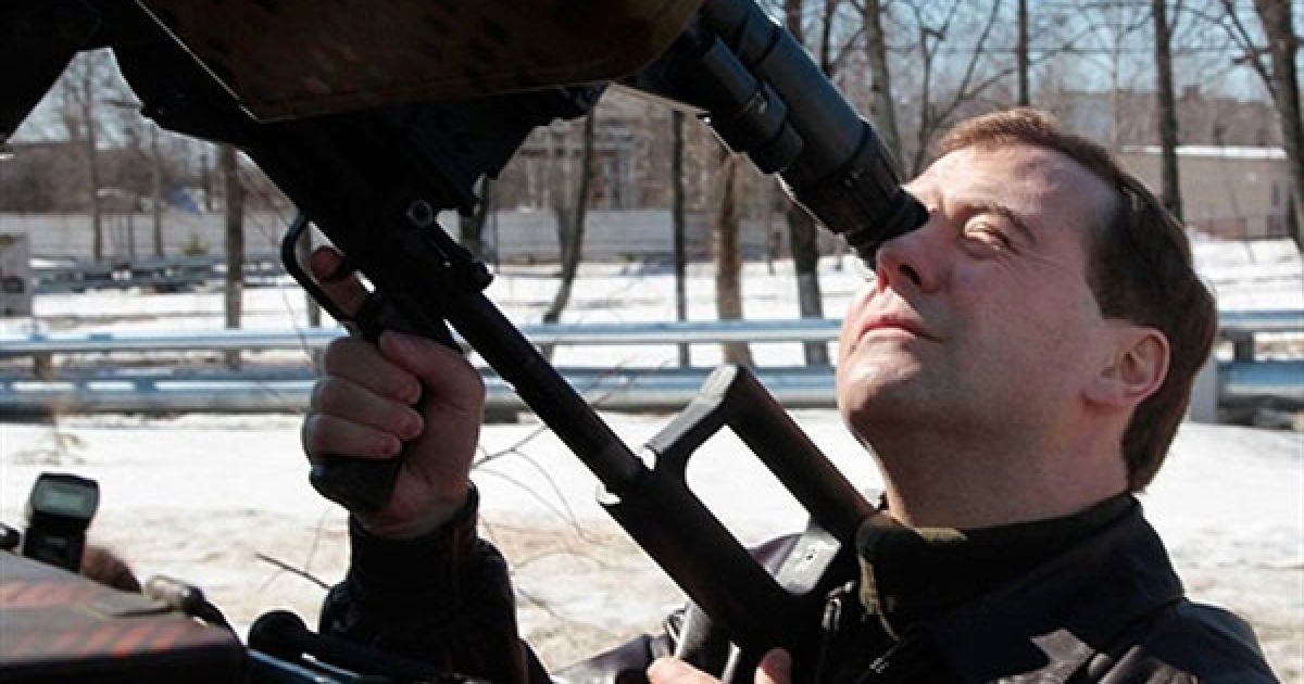 Росія, Москва. Президент Росії Дмитро Мєдвєдєв роздивляєтся військову техніку під час візиту до 45-го повітряно-десантного полку розвідки спеціального призначення ордена Олександра Невського в Кубинці, під Москвою. / © AFP