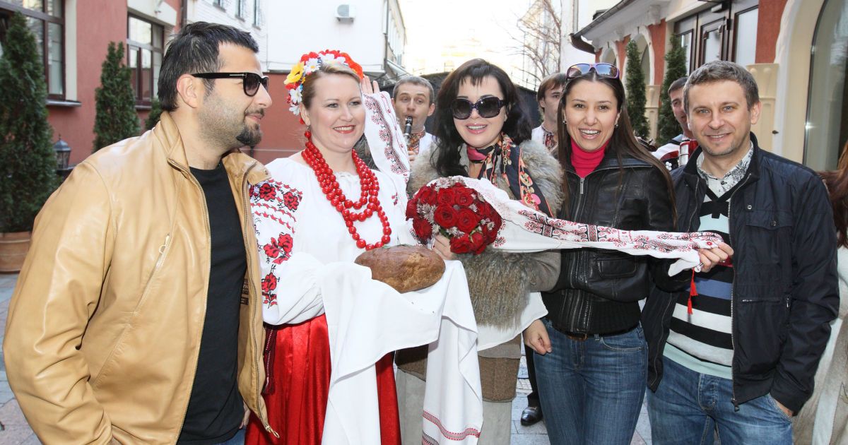 Прийнявши теплі привітання та подарунки, Заворотнюк сіла в автомобіль, який помчав її до Борисполя. / © S.A.L.-show