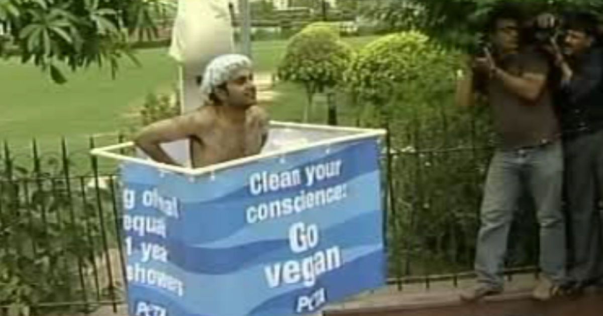 Активіст PETA прийняв душ у центрі Нью-Делі
