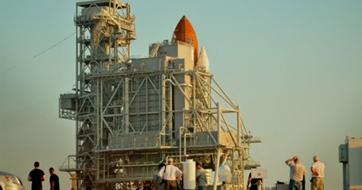 США, мис Канаверал. Журналісти оглядають космічний шатл Endeavor, останній запуск якого призначений на 29 квітня. / © AFP
