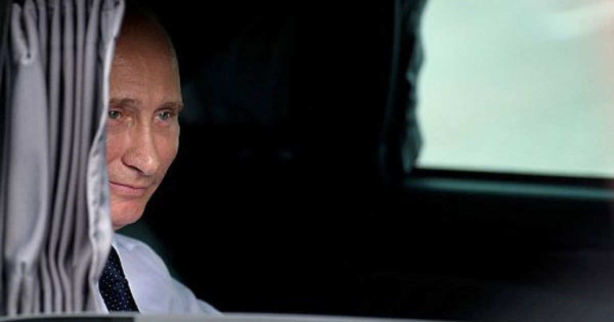 Франція, Париж. Прем&#039;єр-міністр Росії Володимир Путін чекає в своїй машині після церемонії відкриття пам&#039;ятника російським солдатам у Першій світовій війні в Парижі. / © AFP