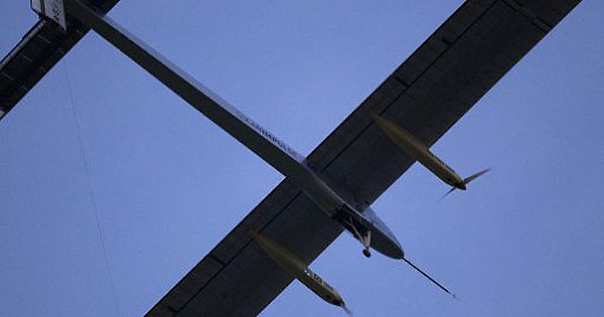 Бельгія, Брюссель. Літак на сонячних батареях Solar Impulse вилітає з аеропорту міста Брюссель. Літак відправився у другий міжнародний рейс. Solar Impulse цього року стане спеціальним гостем на Міжнародному Паризькому авіасалоні в Ле-Бурже. / © AFP