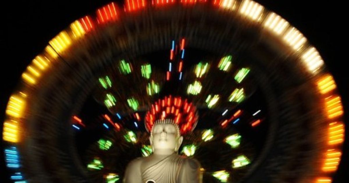 Шрі-Ланка, Коломбо. Гігантська статуя сидячого Будди, підсвічена на честь святкування Дня Тесак у Коломбо. Буддійське свято День Тесак відзначає народження, просвітлення і відход Будди. / © AFP