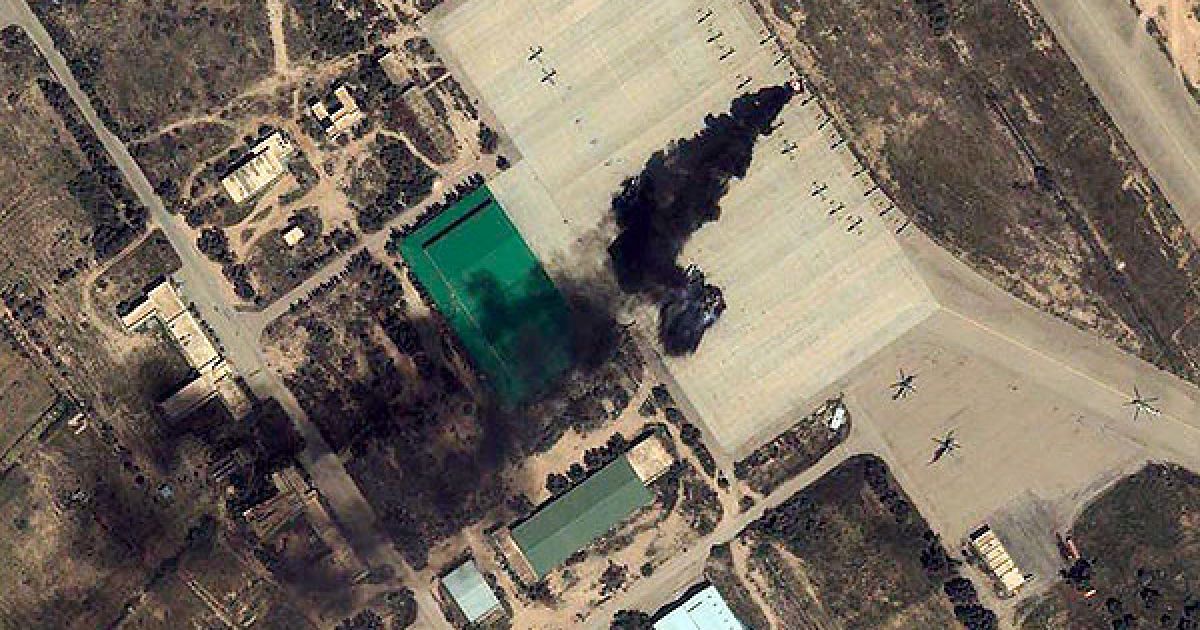 Лівія, Місрат. Зображення, зняте на IKONOS супутник GeoEye. Палаючий військовий літак на злітно-посадковій смузі аеродрому в місті Місрат.