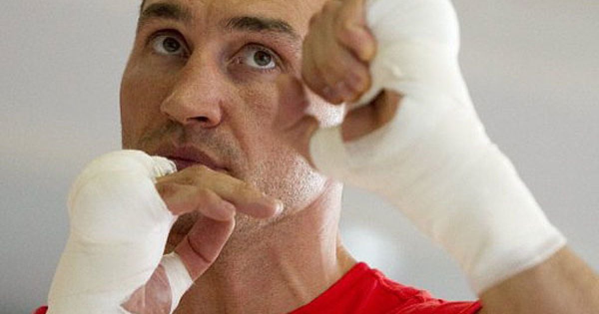 Кличко і Хей продемонстрували свою силу перед журналістами і глядачами, які прийшли подивитися це дійство. / © AFP