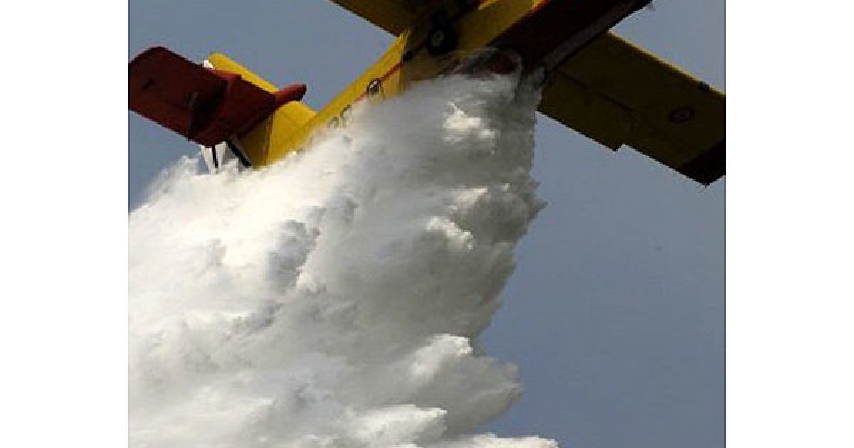 Іспанія, Барро. Бомбардувальник заливає водою лісову пожежу в Барро поблизу Понтеведри у північно-західній Іспанії. Іспанське міністерство навколишнього середовища, сільських і морських справ спрямувало літаки для боротьби з пожежами. / © AFP