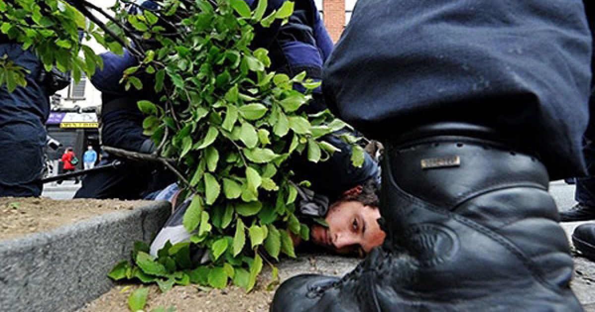 У Ірландії поліцейські розігнали кілька маніфестацій противників приїзду в країну британської королеви Єлизавети II. / © AFP