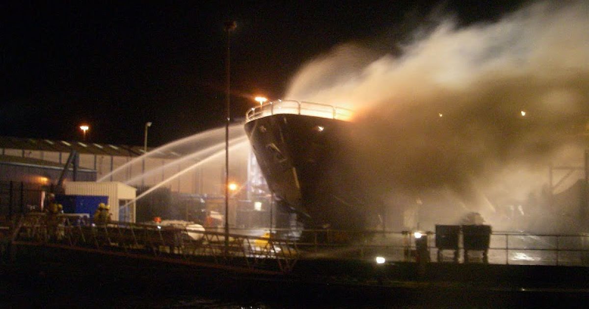 Одна з найбільш розкішних яхт світу Sunseeker, вартістю 19,5 млн доларів, згоріла на очах у власника, мексиканського мільярдера. / © Picasaweb.google.com