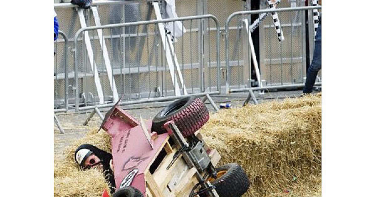 В Стокгольмі провели перегони на саморобних "мильницях" Stockholm Red Bull Soapbox 2011. / © AFP