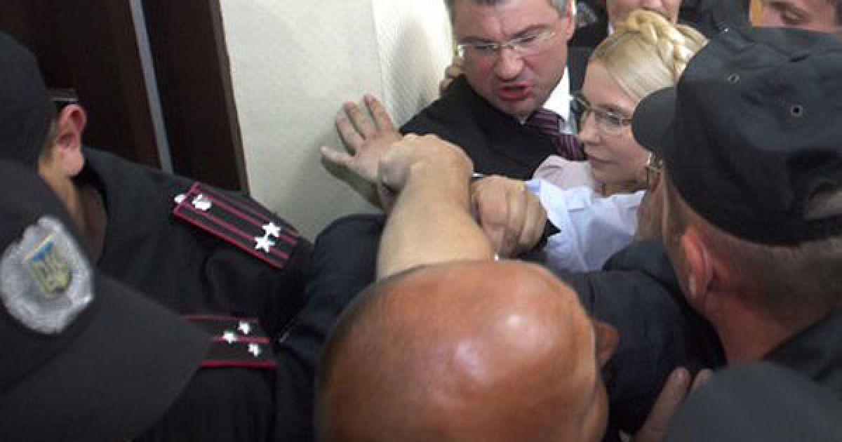 Бійці "Беркуту" під час бійки з депутатами від БЮТ в Печерському суді пошкодили декілька відеокамер. / © УНІАН
