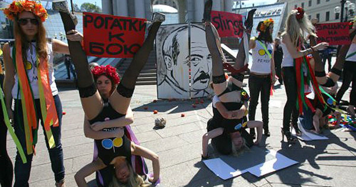 Активістки жіночого руху FEMEN провели на Майдані Незалежності в Києві акцію "Рогатки до бою!" на підтримку жертв "кривавої неділі" в Білорусі. / © Жіночий рух FEMEN