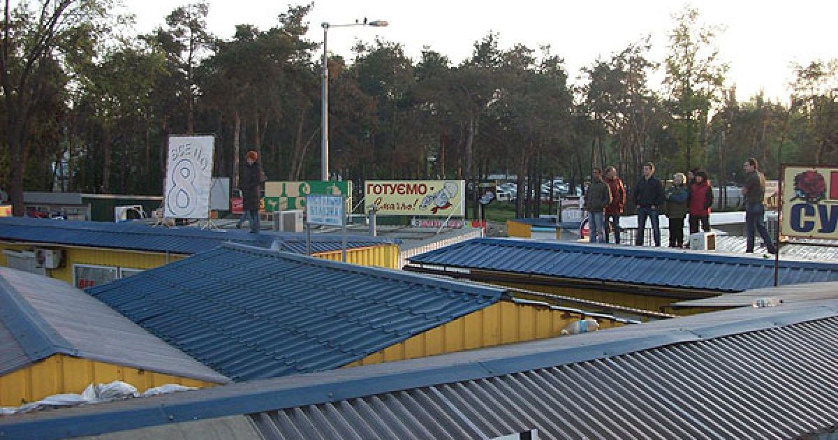 Міліція почали демонтаж лотків о 5 годині ранку з боку Броварського проспекту, розповіли підприємці. / © Майдан
