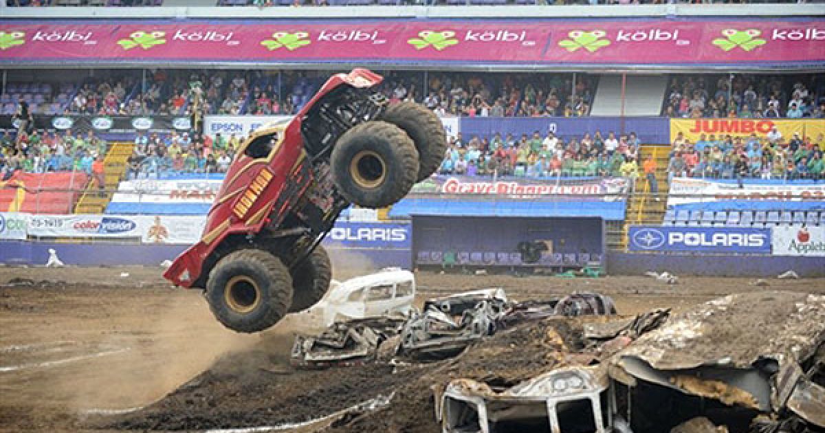 Коста-Ріка, Сан-Хосе. Монстер трак виступає під час шоу Monster Jam на стадіоні Рікардо Сапрісса у Сан-Хосе. / © AFP