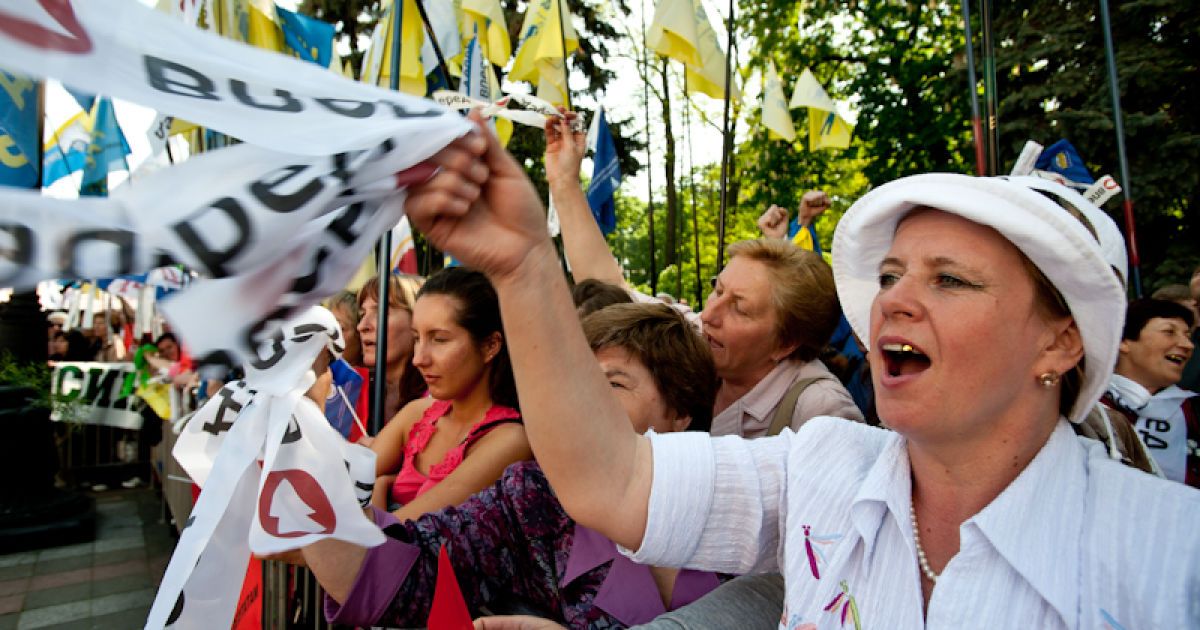 У Весняному марші протесту, який організувала опозиція біля Верховної ради беруть участь близько 3500 тисяч осіб.