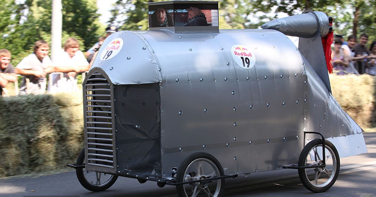 В Києві провели грандіозні перегони &mdash; шоу-ралі на саморобних автомобілях "Red Bull Ралі на тарантасах".