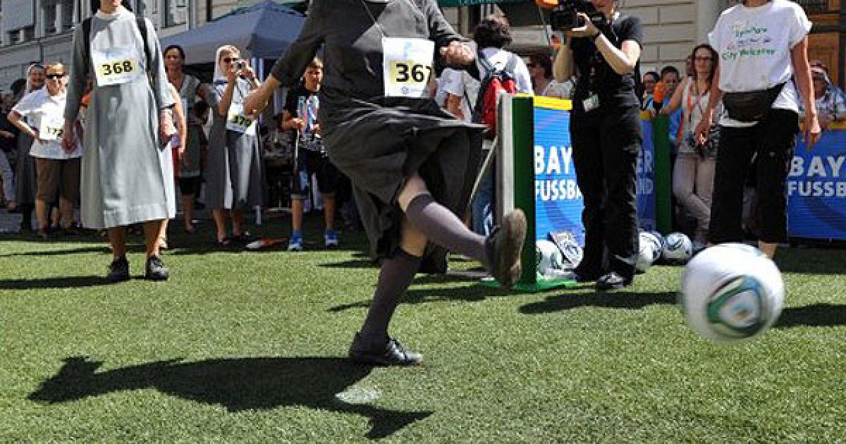 Німеччина, Аугсбург. Черниця б'є по м'ячу під час акції, присвяченої Кубку світу з футболу FIFA серед жінок. Кубок світу проходить у Німеччині з 26 червня по 17 липня 2011 року. / © AFP