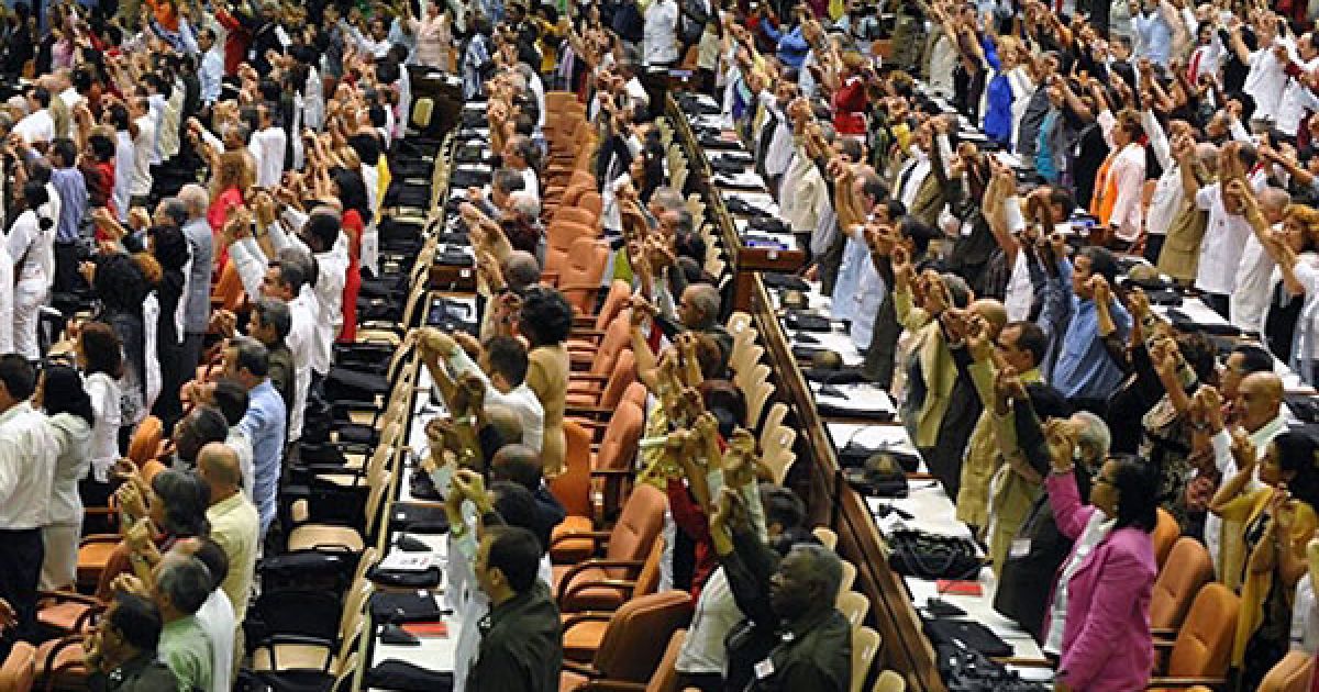 Лідер кубинської революції Фідель Кастро вийшов зі складу керівництва Компартії Куби і офіційно передав усю владу на Кубі своєму молодшому братові Раулю Кастро. / © AFP