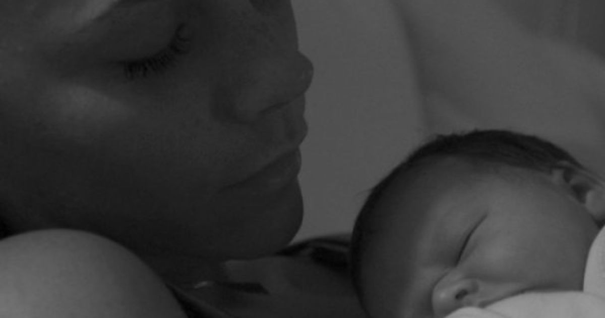 Новонародженій дочці подружжя Бекхемів Харпер Севен виповнилося всього вісім тижнів, а вона вже потрапила у приціл камер папарацці.