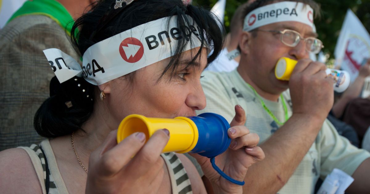 У Весняному марші протесту, який організувала опозиція біля Верховної ради беруть участь близько 3500 тисяч осіб.