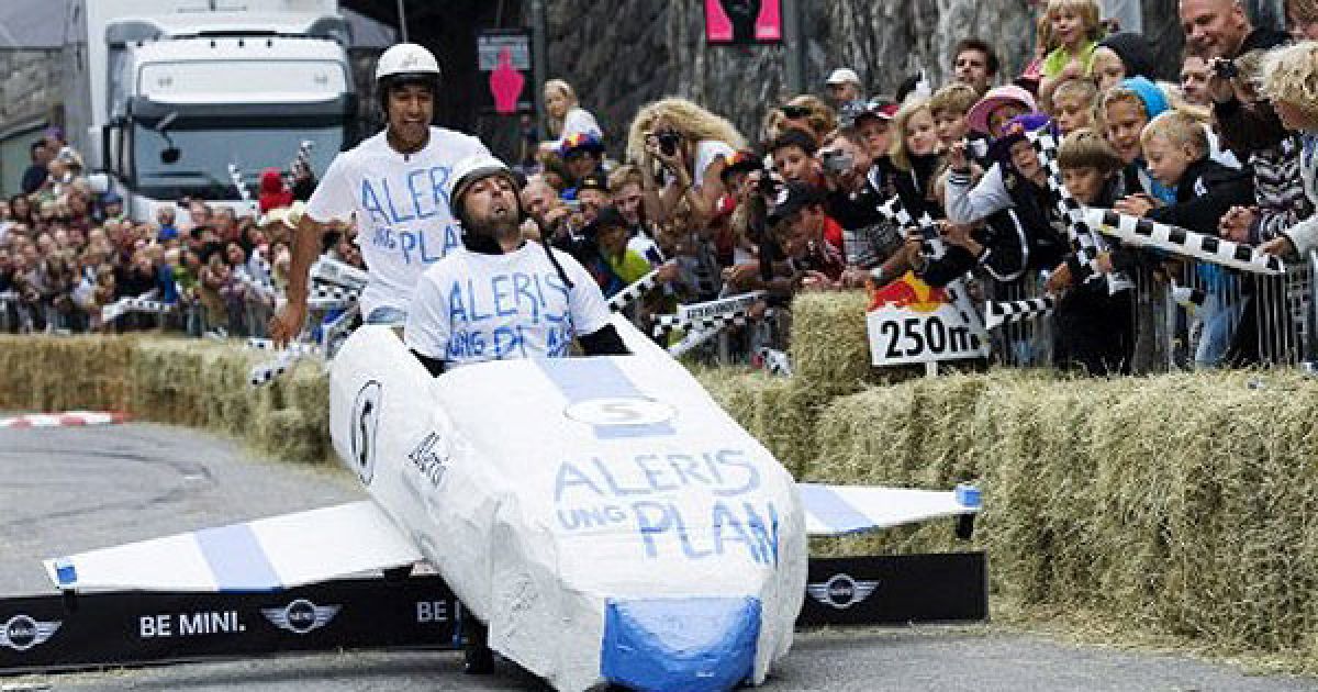 В Стокгольмі провели перегони на саморобних "мильницях" Stockholm Red Bull Soapbox 2011. / © AFP