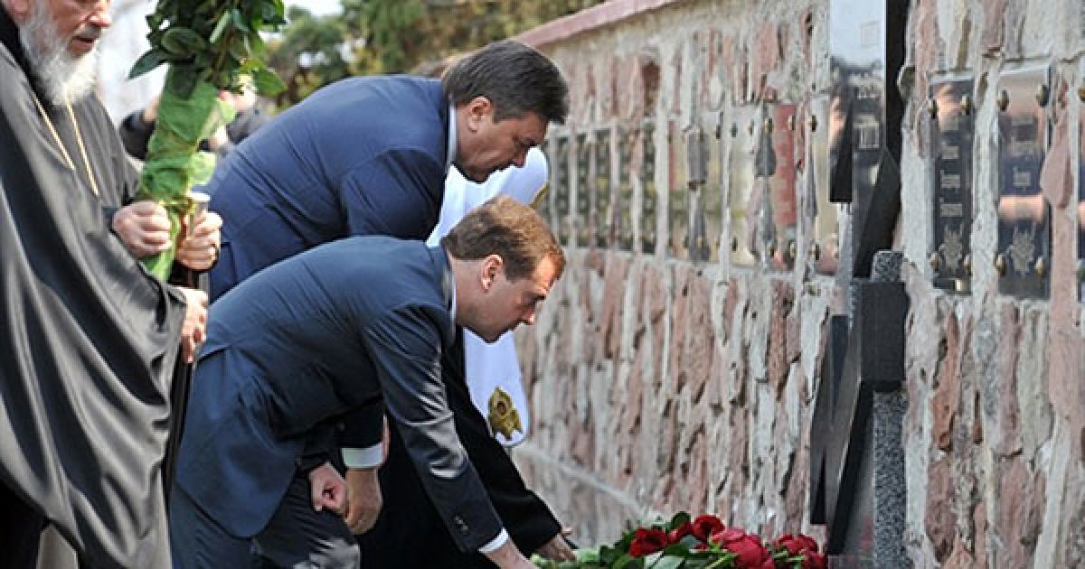 Віктор Янукович та Дмитро Мєдвєдєв відвідали меморіальний комплекс "Зірка Полин"