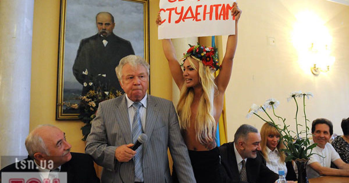 Жіночий рух FEMEN провів топлес-акцію протесту "Євробомж-2012" проти виселення студентів з гуртожитків перед проведенням Євро-2012.