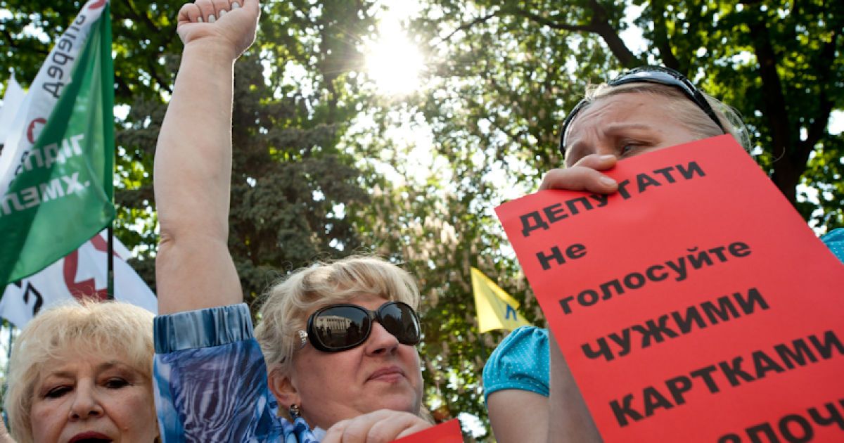 У Весняному марші протесту, який організувала опозиція біля Верховної ради беруть участь близько 3500 тисяч осіб.