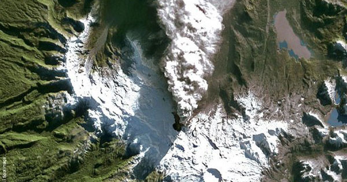 Фото з космосу. Дим піднімається з кратера над вулканом Пуйеуе в Чилі. Вулкан, який прокинувся після серії землетрусів вперше з 1960 року, знаходиться високо в Андах, поблизу кордону з Аргентиною. / © AFP