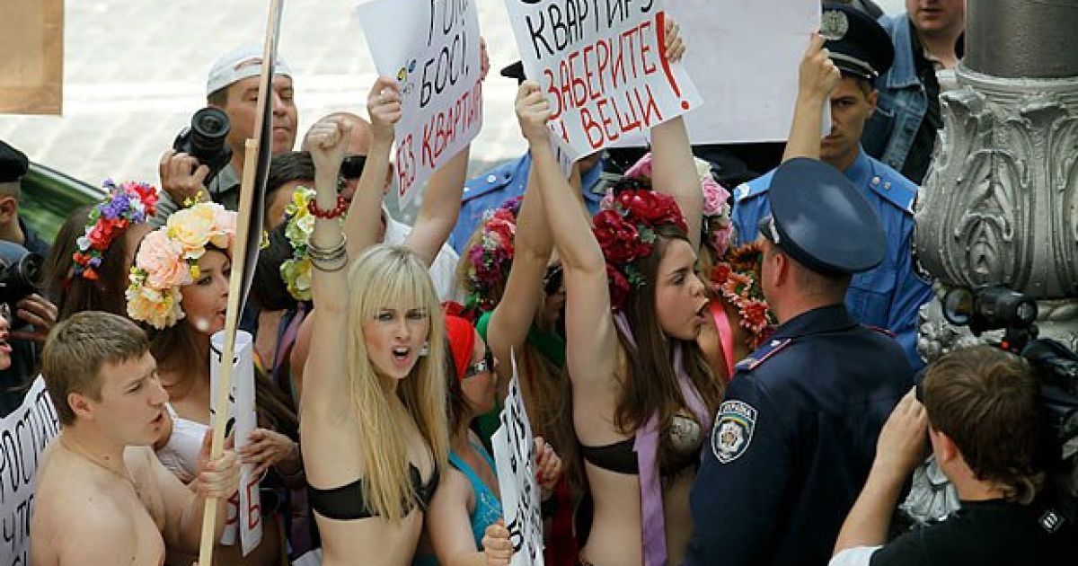 Рух FEMEN та ошукані інвестори будівництва провели в Києві акцію протесту перед Кабміном "Голі та ошукані" / © femen.livejournal.com