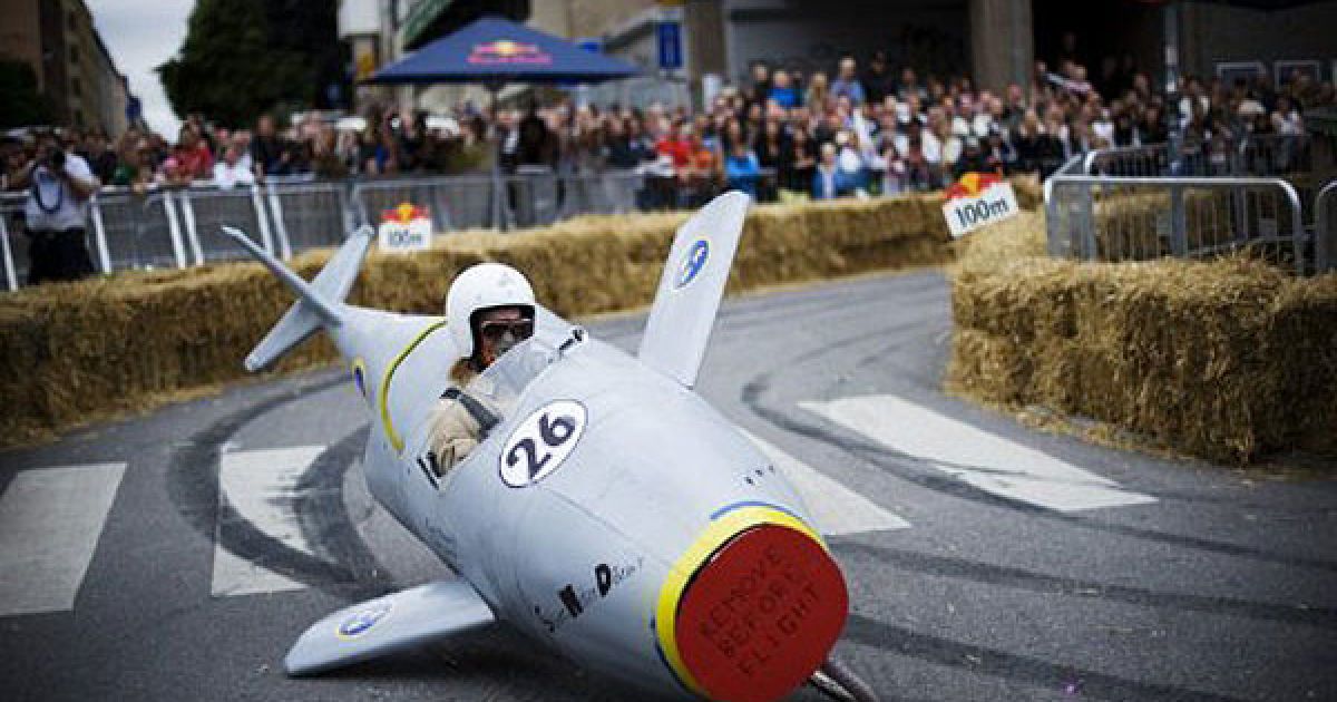 В Стокгольмі провели перегони на саморобних "мильницях" Stockholm Red Bull Soapbox 2011. / © AFP
