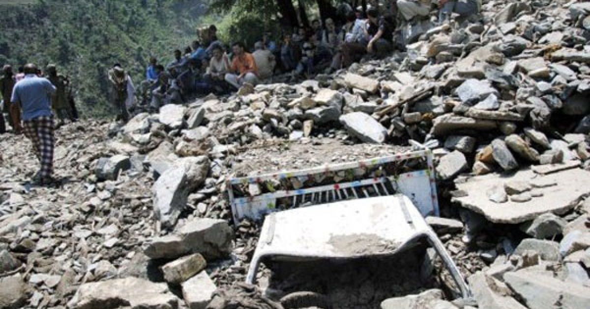 Індія, Дода. Кашмірці збираються навколо автомобіля, який опинився під шаром бруду в результаті зсуву у гімалайському штаті Джамму і Кашмір. Сильні зливи спричинили зсув, три людини загинули, було перекрито основну автомагістраль штату. / © AFP