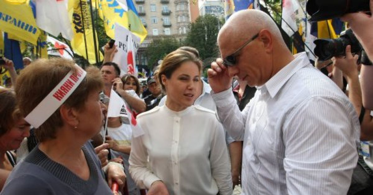 Перед Печерським судом в Києві, де слухається газова справа Тимошенко, зібралися тисячі прибічників екс-прем&#039;єра. / © УНІАН