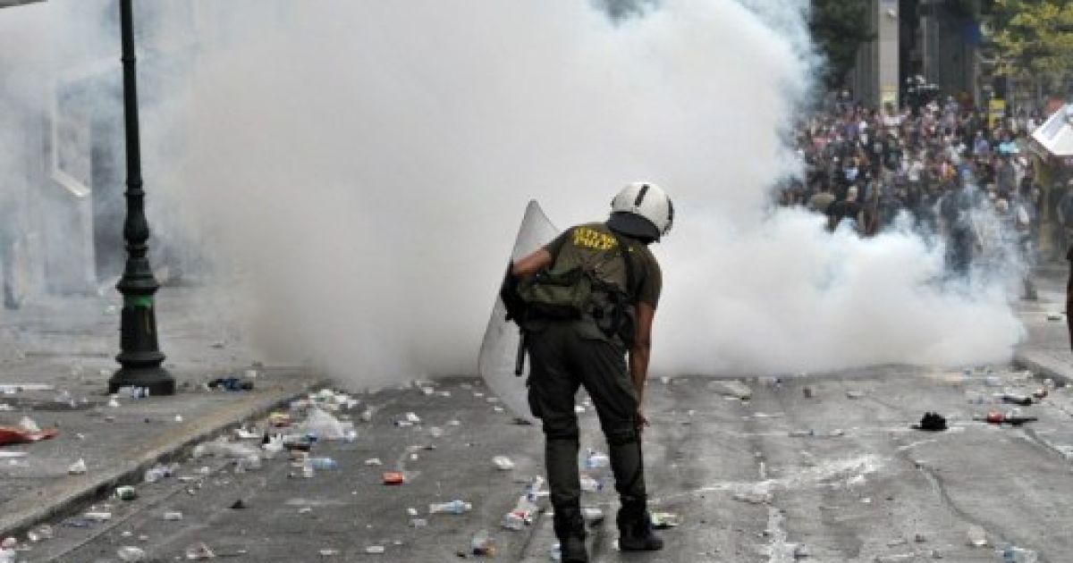 У Греції в ході масових безладів, спровакованих анархістами, майже 50 осіб отримали поранення. / © AFP