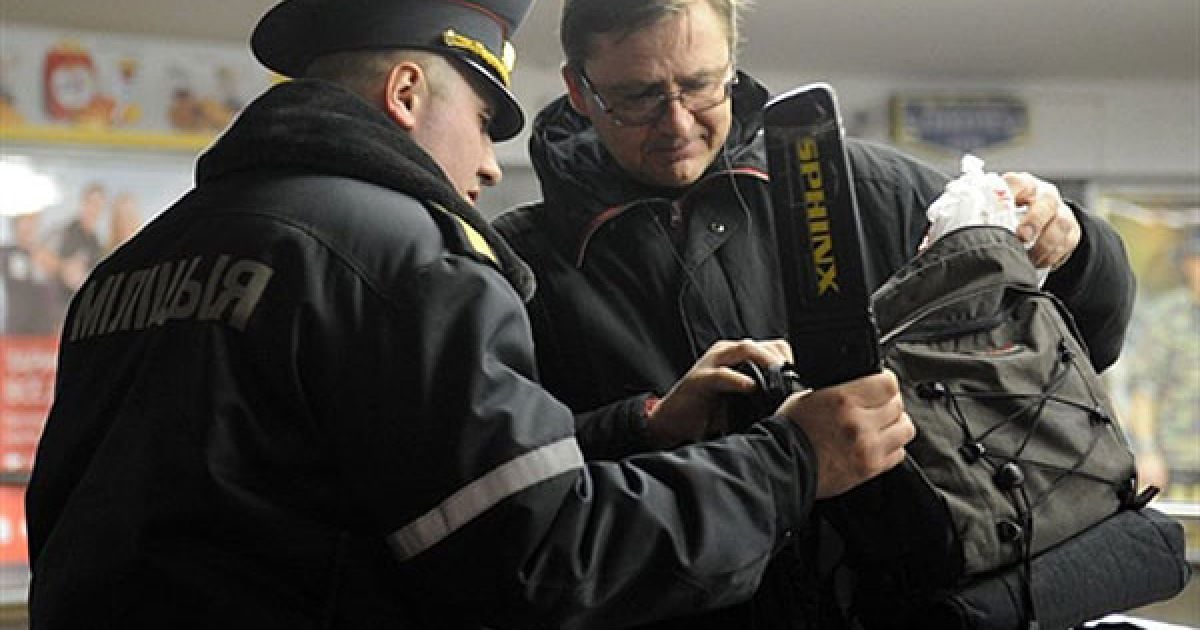 Білорусь, Мінськ. Міліціонер перевіряє речі пасажирів метро на станції метро "Жовтнева", яка три дні тому постраждала від вибуху. В результаті теракту в мінському метро, загинули 12 людей, більше 200 отримали поранення. / © AFP