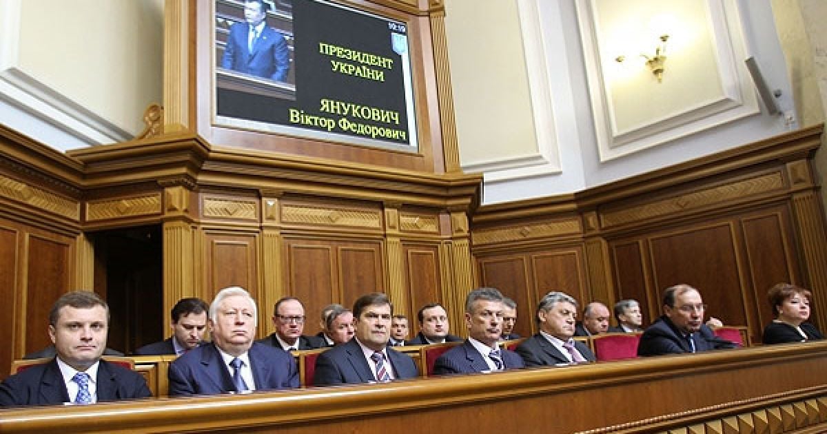 Після звернення Янукович не відповідав на запитання депутатів. / © President.gov.ua