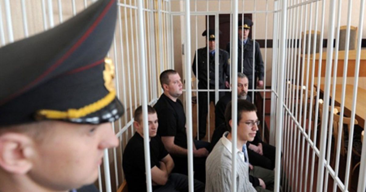 Білорусь, Мінськ. Лідер білоруської опозиції Андрій Санніков ті його помічники предстали перед судом у Мінську. У випадку визнання вини Саннікова, лідера опозиційного руху "Хартія-97" та колишнього заступника міністра закордонних справ, його буде засуджено до 15 років ув&rsquo;язнення. / © AFP