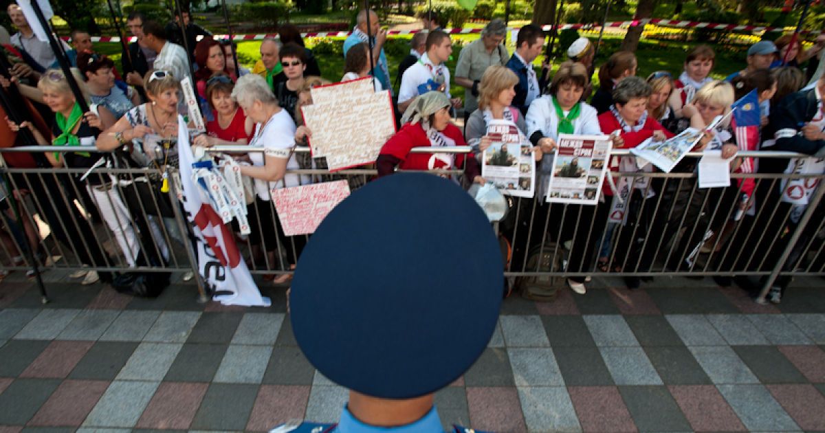 У Весняному марші протесту, який організувала опозиція біля Верховної ради беруть участь близько 3500 тисяч осіб.