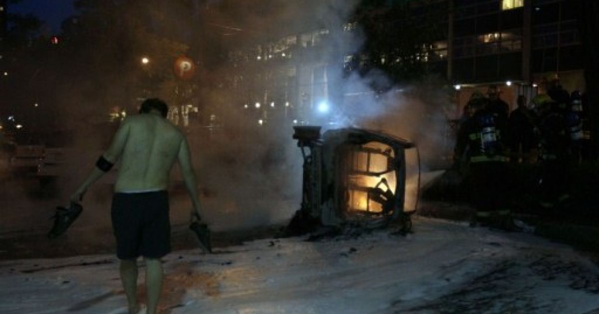 Після програшу "Ванкувер Кенакс" у фіналі Кубка Стенлі хокейні фанати влаштували погроми у Ванкувері. / © AFP