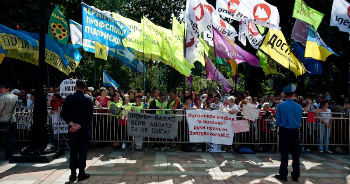 У Весняному марші протесту, який організувала опозиція біля Верховної ради беруть участь близько 3500 тисяч осіб.