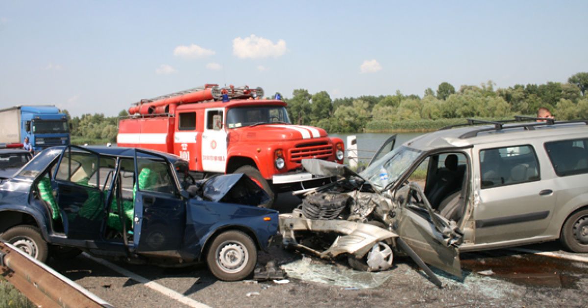 Водій автомобіля "Рено-Логан" з невідомих поки причин виїхав на смугу зустрічного руху, внаслідок чого зіткнувся "лоб-у-лоб" з ВАЗ-2107 і зачепив ВАЗ-21099. / © ДАІ МВС