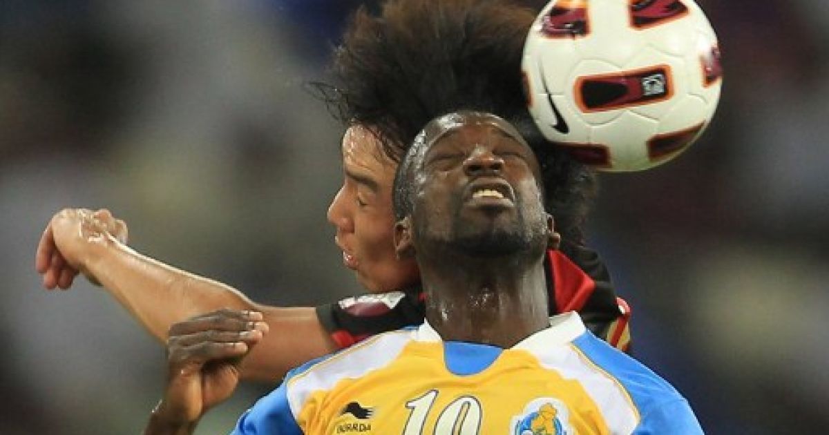 Катар, Доха. Івуарійський нападаючий команди Катару "Аль-Гаррафа" Амара Діане веде боротьбу за м&rsquo;яч південнокорейським захисником "Аль-Райяну" Чо Єн Хеном під час фінального матчу на Кубок еміра. / © AFP